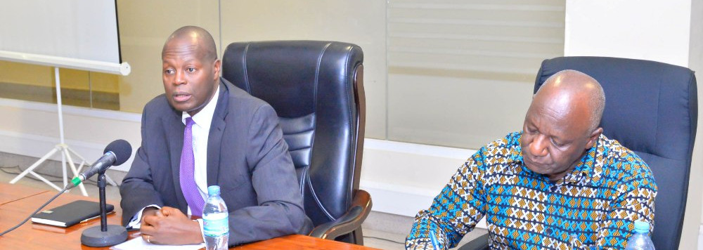 Katibu Mkuu, Ofisi ya Waziri Mkuu Kazi, Vijana, Ajira na Wenye Ulemavu Bw. Andrew Massawe akizungumza na Watumishi wa ofisi hiyo walipokutana kujadili utendaji kazi ikiwa ni sehemu ya maadhimisho ya Wiki ya Utumishi wa Umma.